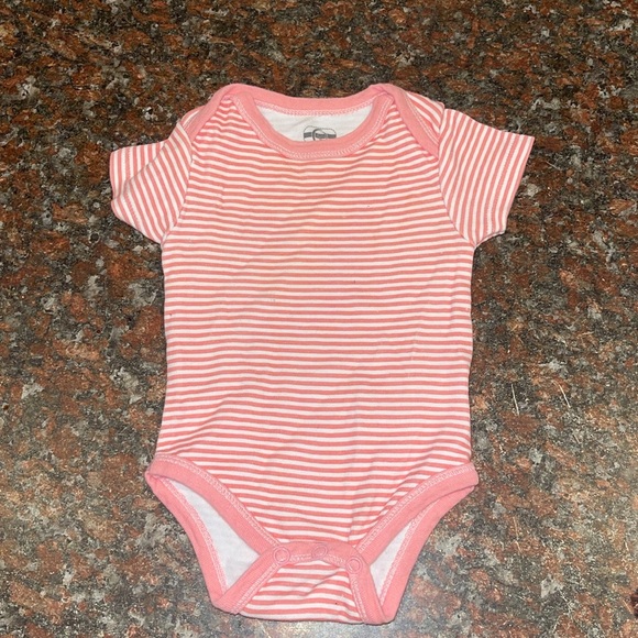 3 to 6 months baby girl onesies🎀 - Picture 3 of 3